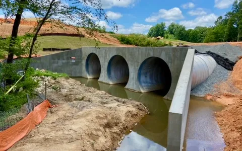 Reinforced concrete headwall on a corrugated metal pipe culvert